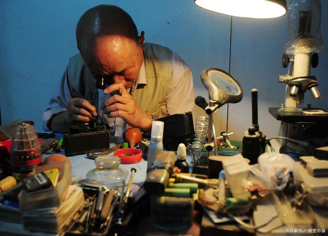 KY开元集团官网|藏獒发疯挣断锁链连咬3人 壮汉挥双拳徒手将其打死(图)(图4) KY开元集团官网